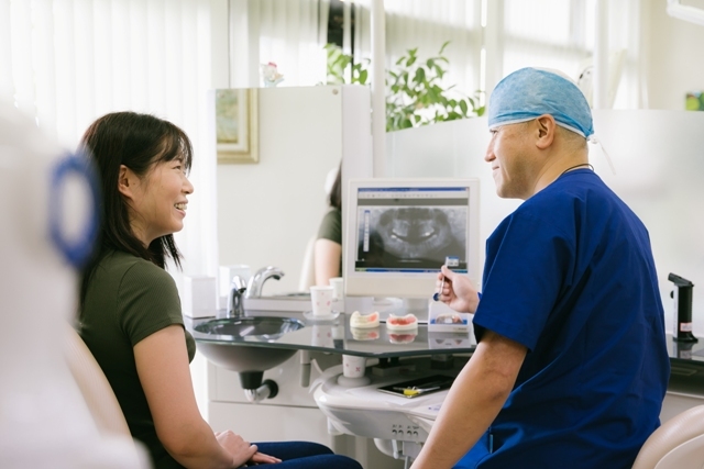 カウンセリングしている写真